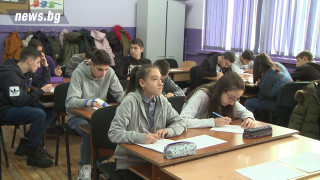 МОН: За момента няма решение за връщането на учениците в класните стаи, Всеки трети лъгал с декларация