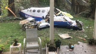 Малък самолет катастрофира върху къща в Калифорния убивайки пилота и