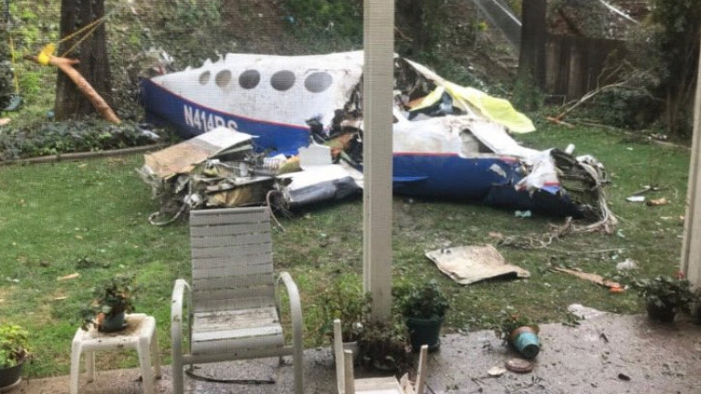 Малък самолет катастрофира върху къща в Калифорния, убивайки пилота и