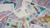  Британската лира пада до най-ниското си равнище след решение за понижаване на налозите 
