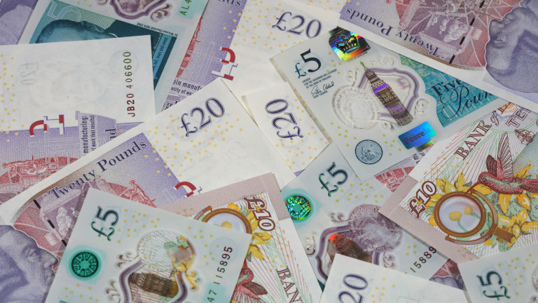 Британската лира пада до най-ниското си ниво след решение за намаляване на данъците