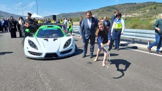 Със спортен автомобил изпробваха новите 7.5 км от пътя Ботевград- Мездра