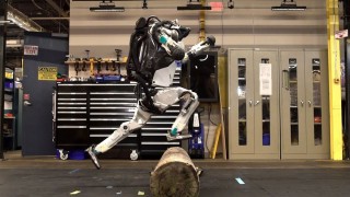 Компанията Boston Dynamics ни е добре позната с онези видеа