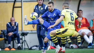 Атакуващите футболисти на Левски Радослав Кирилов и Карл Фабиен продължават