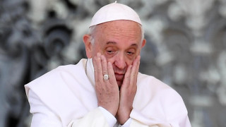 Папата отхвърля "грозните заключения" за благословиите за еднополови двойки
