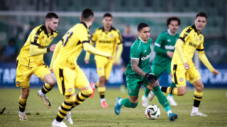 Двама от титулярите на Ботев Пловдив левия защитник Константинос Балоянис и