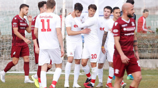 Масово намаляване на заплатите и пускане на служители и играчи