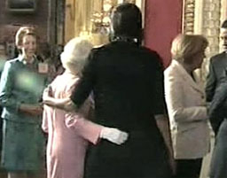 Скандал: Мишел Обама докосна Елизабет II