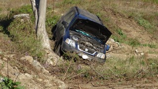 Кола се заби в дърво, шофьорът загина