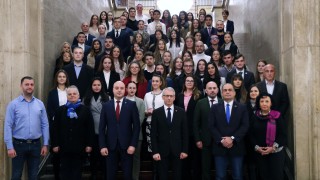 Денков разказа и на студенти за успехите си в борбата с корупцията