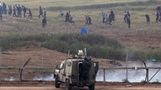 Десетки палестинци са били ранени при нови сблъсъци в Ивицата