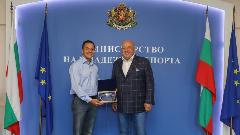 Министър Кралев награди плувеца Цанко Цанков за историческото преплуване на Бургаския залив