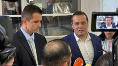 Задържаха баща и син, пращали дрога и лекарства на специален режим с куриер