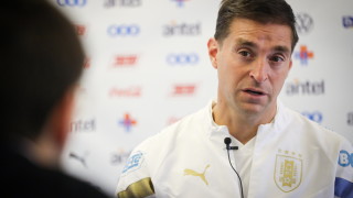 Уругвайският наставник на Панатинайкос Диего Алонсо демонстрира уважение към отбора на