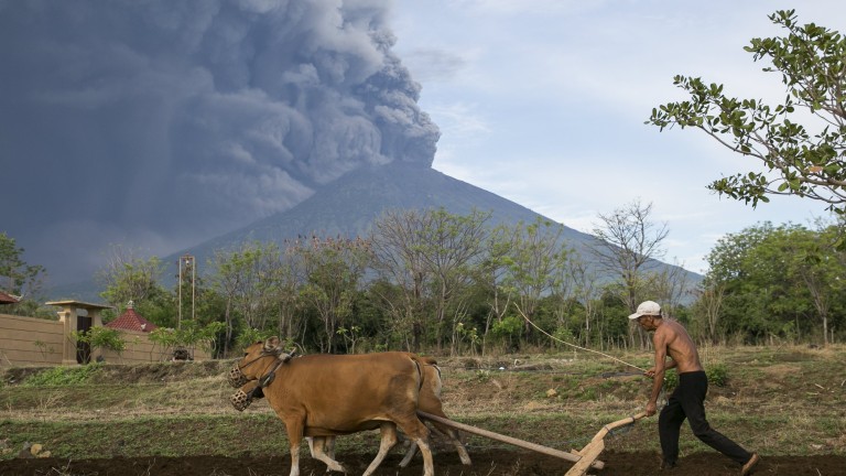 Десетки полети на индонезийския остров Бали са отменени заради вулкана