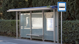 Кола се заби в автобусна спирка в Пловдив