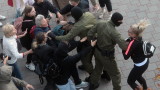  Беларуската полиция принудително задържа десетки дами на митинг 