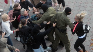 Беларуските сили за борба с безредиците приложиха сила при задържането на
