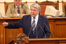 Петканов не е съгласен с Първанов за СПИН процеса  
