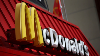 Противоречиво полугодие отчита McDonald's