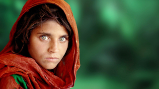 Показват Афганистанското момиче на фотографа Стив МакКъри в София
