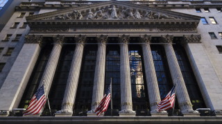 Водещите индекси на Wall Street изпратиха най-лошия си месец от началото на пандемията