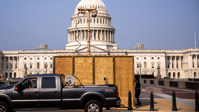 В Капитолия задържаха мъж с щик и мачете в пикап близо до централата на демократите