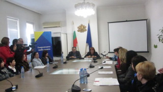 Родители на протест във Враца - орязват профилираните паралелки в училищата