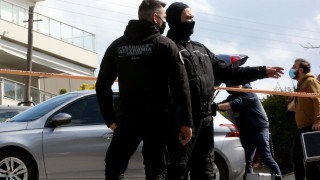 Полицаи от отдела за борба с тероризма в Атина арестуваха