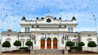 Депутатите си прекъсват ваканцията заради домашното насилие и ветото на Радев