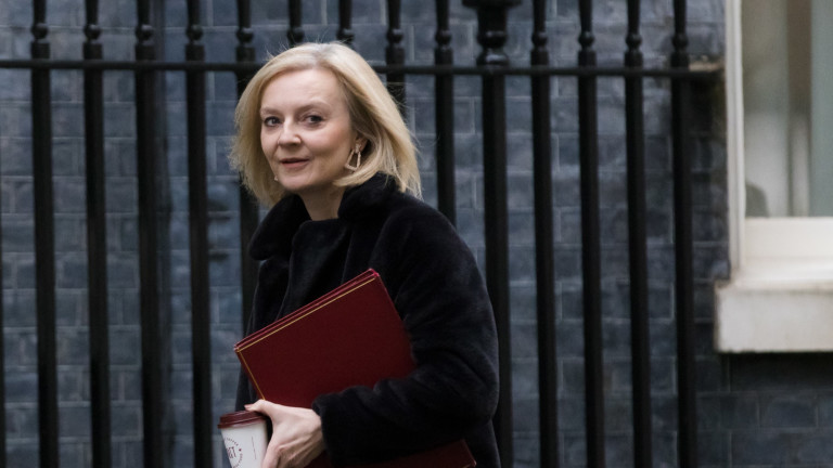 Британският премиер Лиз Тръс е готова да уволни финансовия министър