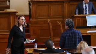 Със спор за политизиране на пандемията отпадна зеленият сертификат в НС