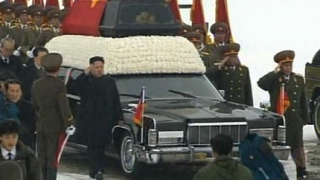 Погребват Ким Чен Ир заедно с колата, работното му бюро и вагон