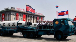 Северна Корея провежда "сплашващ" военен парад ден преди Олимпиадата