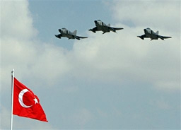 Турски военни самолети бомбардират цели на ПКК 