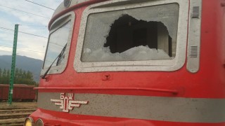 Хвърлят камъни по влак, пострадаха две момичета