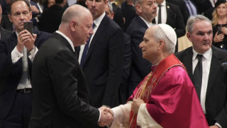 Премиерът Росен Желязков е провел кратък разговор с папа Лъв