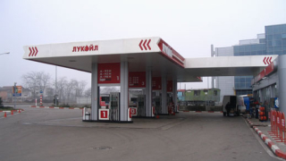 "Лукойл" качи цената на бензините