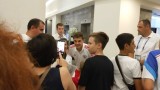 Роман Зобнин "барикадиран" за час в лобито на хотела си, снима се с всички фенове