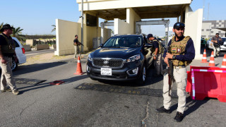 Две ракети са изстреляни срещу военна база близо до летището