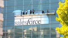 Salesforce съкращава хиляди и затваря офиси