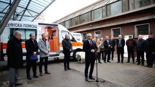 Премиерът Николай Денков и заместник министрите на здравеопазването доц Михаил Околийски