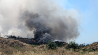 Пожарът на българо-гръцката граница продължава, няма опасност за населението