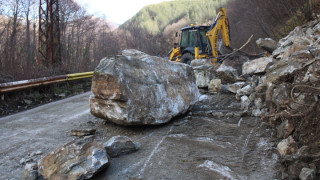 Скална маса е паднала при км 31 на път III