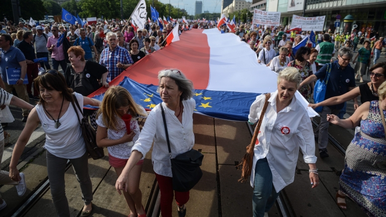 Хиляди протестираха срещу правителството в Полша 
