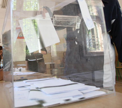 Селски кмет от Кърджалийско с опит да гласува със 7 чужди лични карти