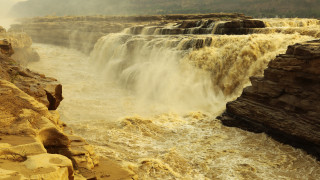 Жълтият водопад Хукоу се намира в Китай Той е най големият водопад