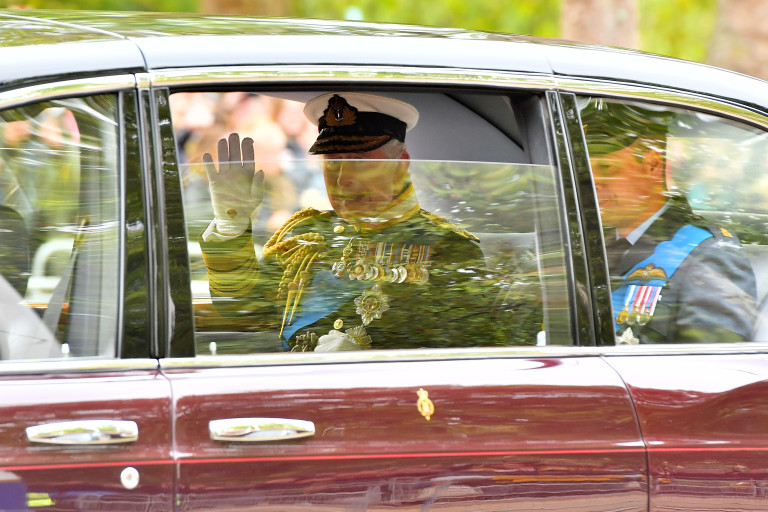  Крал Чарлз и принц Уилям идват в Уестминстърското абатство 