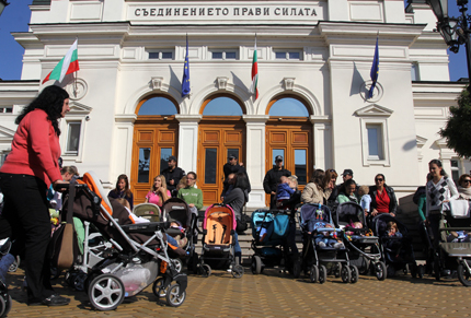 Родители искат нормални пътища за бебешки колички в София  
