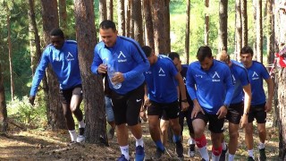Отборът на Левски проведе интензивна сутрешна физическа тренировка на подготвителния